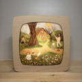 Motiv Drachensteigen von Goose Grass Illustrations in der magischen Lampe, Familie mit Drachen und Schaukel auf einer Blumenwiese, zwei Gänse vor einem Haus