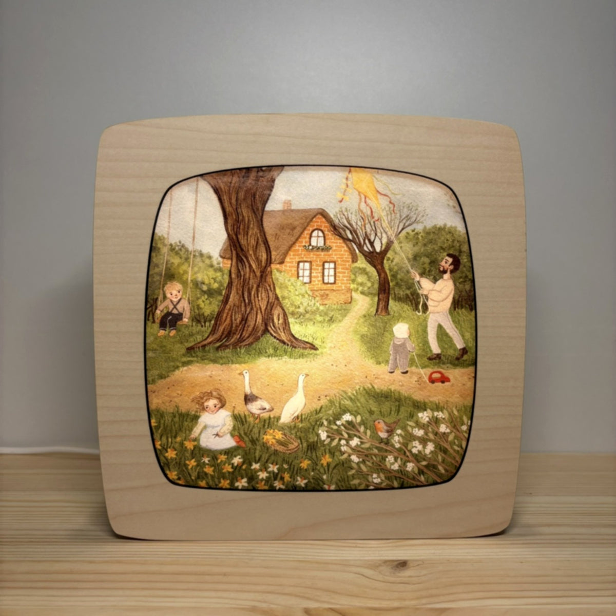 Motiv Drachensteigen von Goose Grass Illustrations in der magischen Lampe, Familie mit Drachen und Schaukel auf einer Blumenwiese, zwei Gänse vor einem Haus