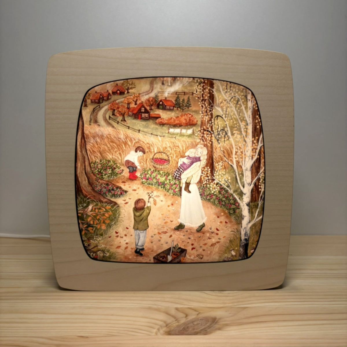 Motiv Waldweg im Herbst von Goose Grass Illustrations in der magischen Lampe, Familie auf einem laubbedeckten Waldweg zwischen Birken, Dorf im Hintergrund