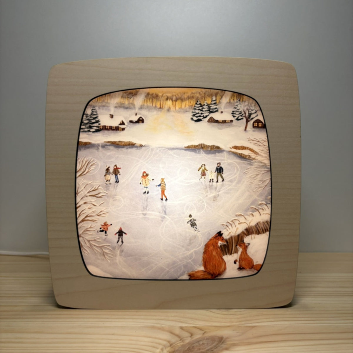 Motiv Winterspuren von Goose Grass Illustrations in der magischen Lampe, Familien beim Schlittschuhlaufen auf einem zugefrorenen See, zwei Füchse am Ufer