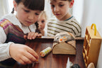 Grapat Adventskalender 2026, Kinder spielen gemeinsam mit Holzhaus und Spielmaterial