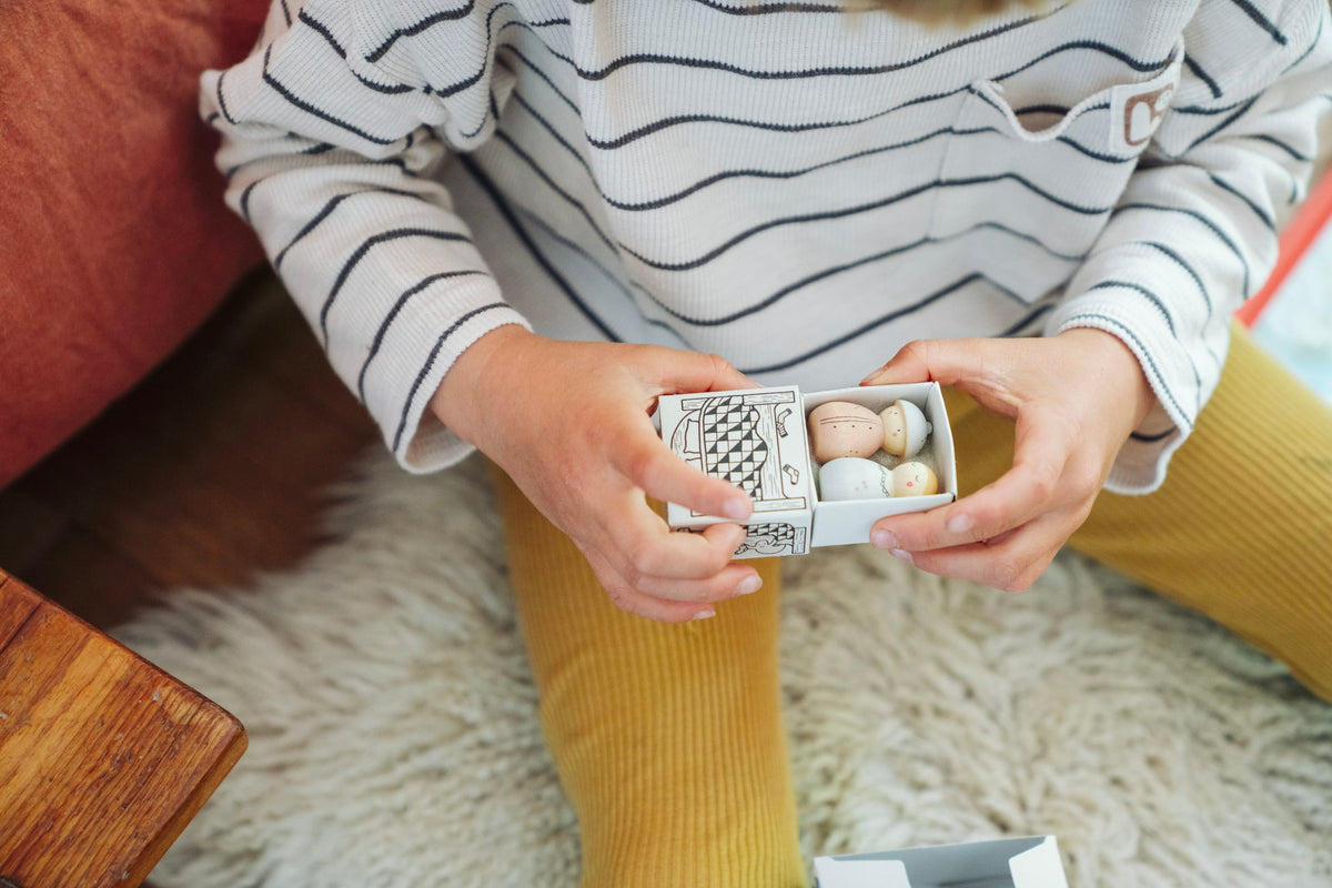 Grapat Adventskalender 2026, Kind öffnet eine kleine Türchen-Schachtel