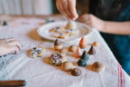 Grapat Bakes Brot und Kekse aus Holz, weitere Spielszene mit den Holzbrötchen und Keksen