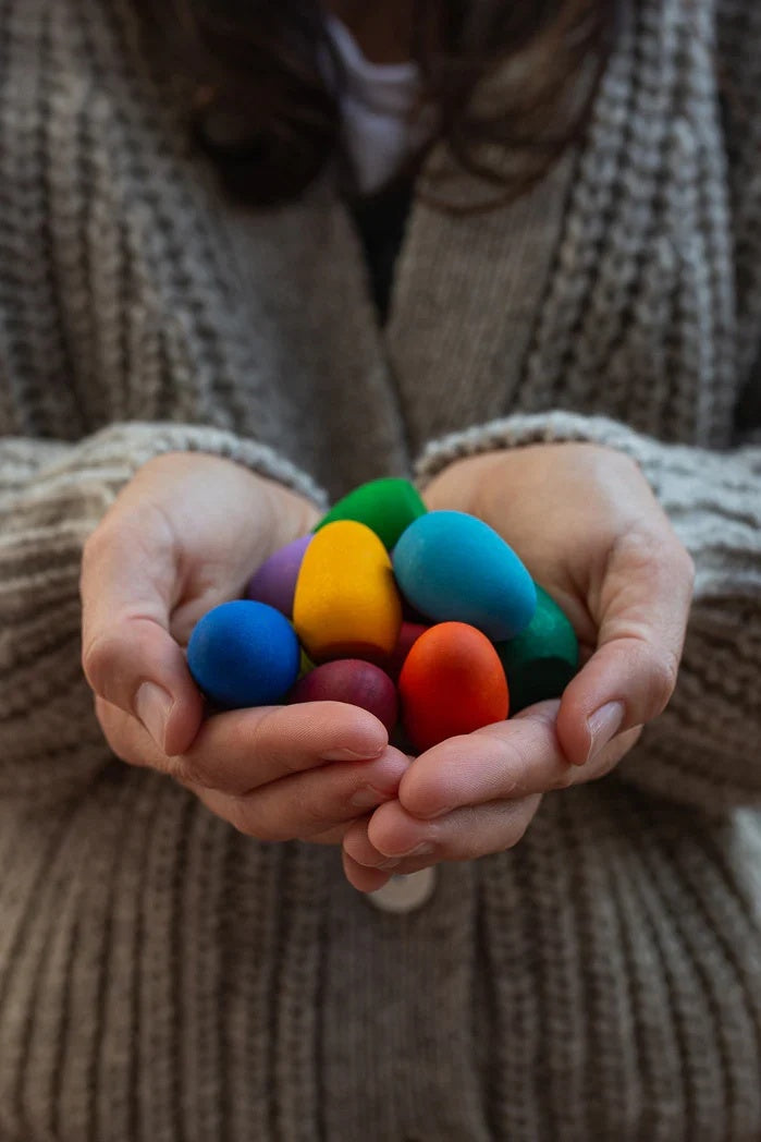 Grapat Mandala Rainbow Eggs, bunte Holzeier in zwei Händen