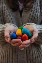 Grapat Mandala Rainbow Eggs, bunte Holzeier in zwei Händen