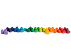 Grapat Mandala Rainbow Eggs, Holzeier in Regenbogenfarben in einer langen Reihe