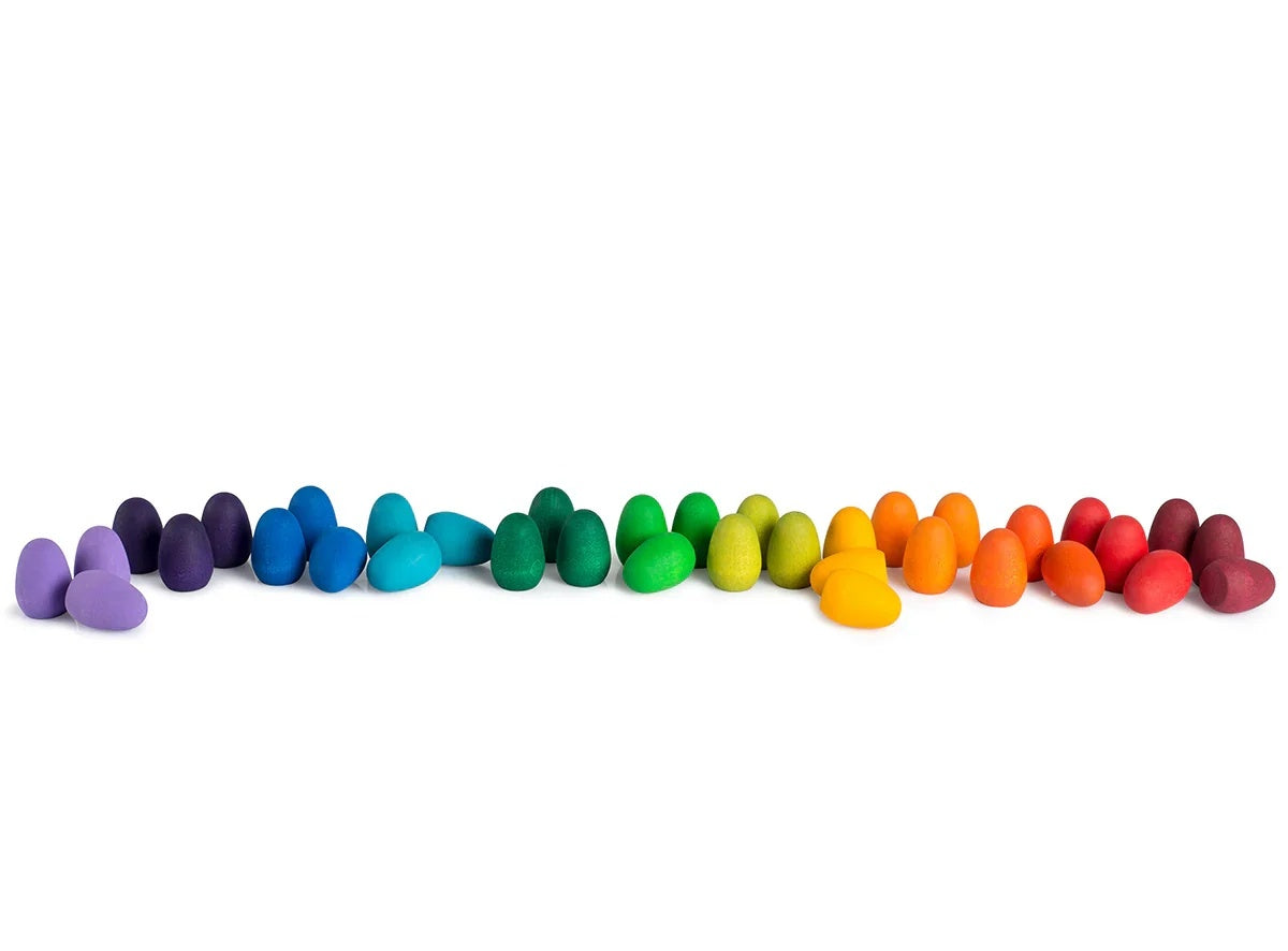 Grapat Mandala Rainbow Eggs, Holzeier in Regenbogenfarben in einer langen Reihe
