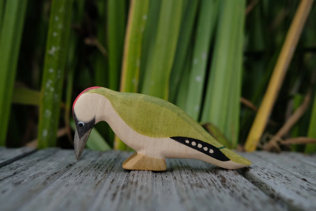 Holzfigur Grünspecht von HolzWald mit rotem Käppchen