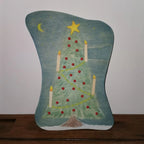 Adventskalender Weihnachtsbaum aus Holz von Hamer & Zaag, Adventskalender voll bestückt mit Kerzen und Stern