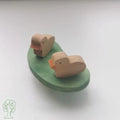 Stecker Küken auf Gras von Hamer & Zaag, zwei Küken auf einem grünen Grasstück