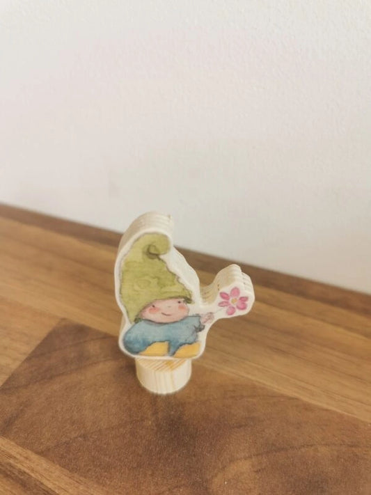 Stecker - Wichtel mit pinker Blume