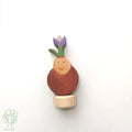 Stecker Wurzelkind Krokus von Hamer & Zaag, Wurzelkind mit lila Krokus als Mütze