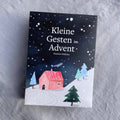 Adventskalender Kleine Gesten im Advent von Hannahs Firlefanz, Geschenkbox mit Haus im Schnee unter dem Sternenhimmel