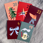 Adventskalender aus Postkarten von Hannahs Firlefanz A7, Karten mit Tannenbaum, Stern, Schleife und Teekanne auf Leinen