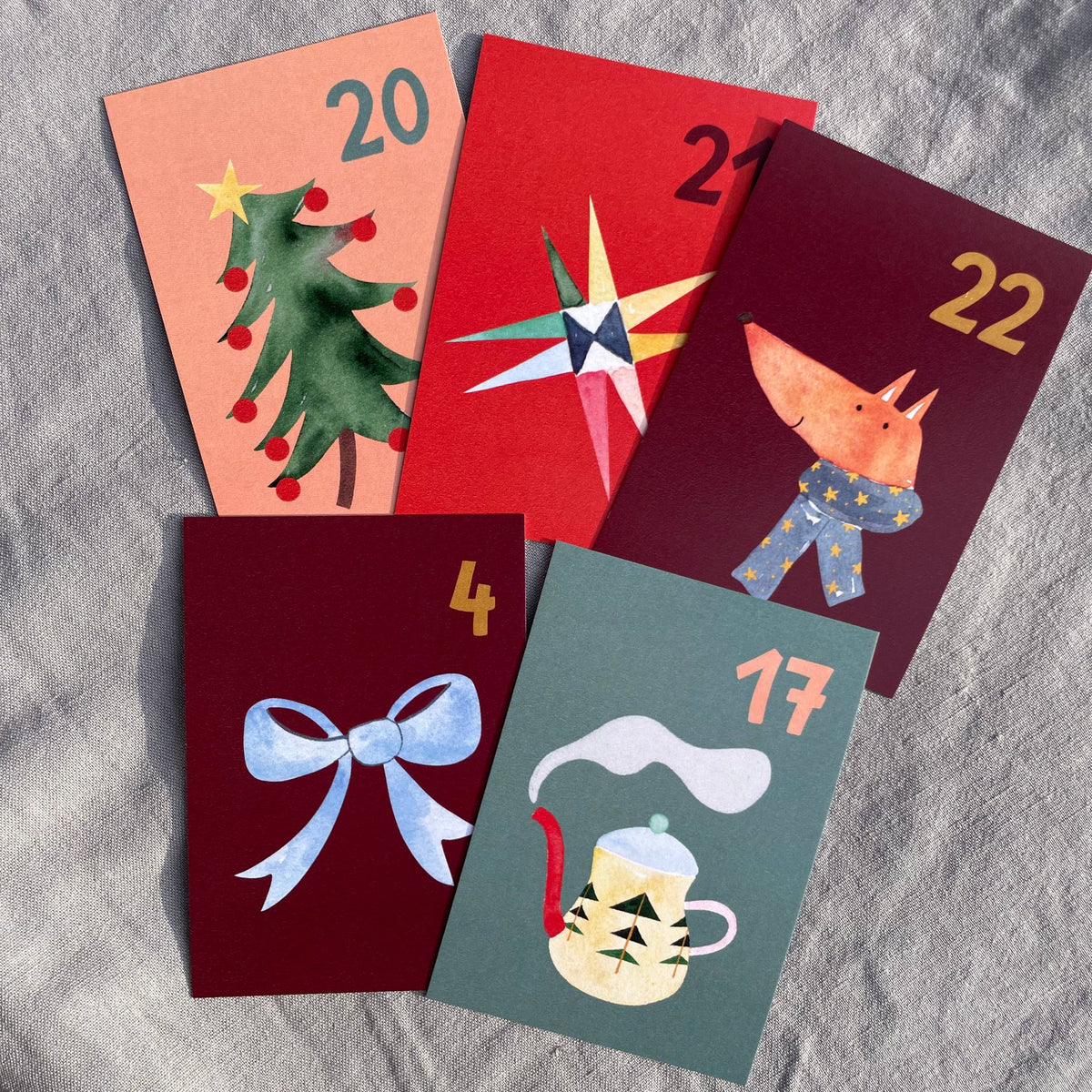 Adventskalender aus Postkarten von Hannahs Firlefanz A7, Karten mit Tannenbaum, Stern, Schleife und Teekanne auf Leinen