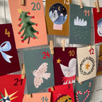Adventskalender aus Postkarten von Hannahs Firlefanz A7, Karten mit Tannenbaum, Schneekugel, Taube und Maus an der Wand