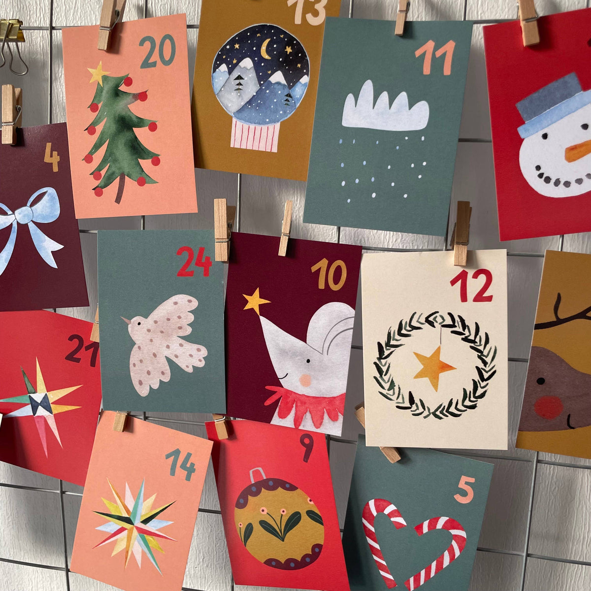 Adventskalender aus Postkarten von Hannahs Firlefanz A7, 24 Karten mit Wäscheklammern an der Wand aufgehängt