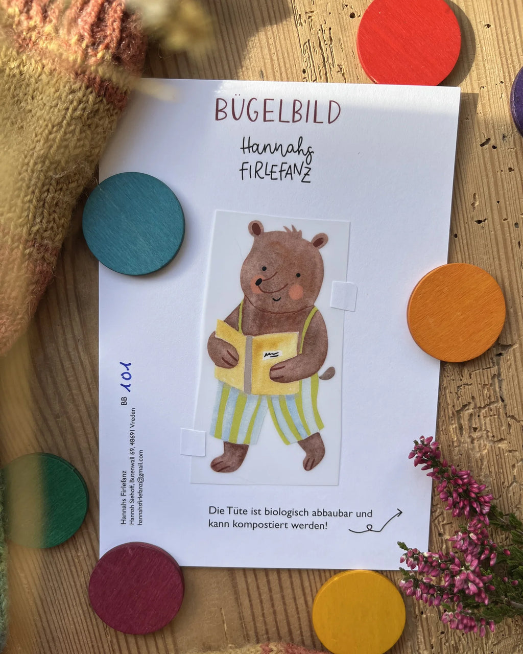 Hannahs Firlefanz Bügelbild Bär in Ringelhose mit Buch, auf der Bügelbild-Karte in der Tüte