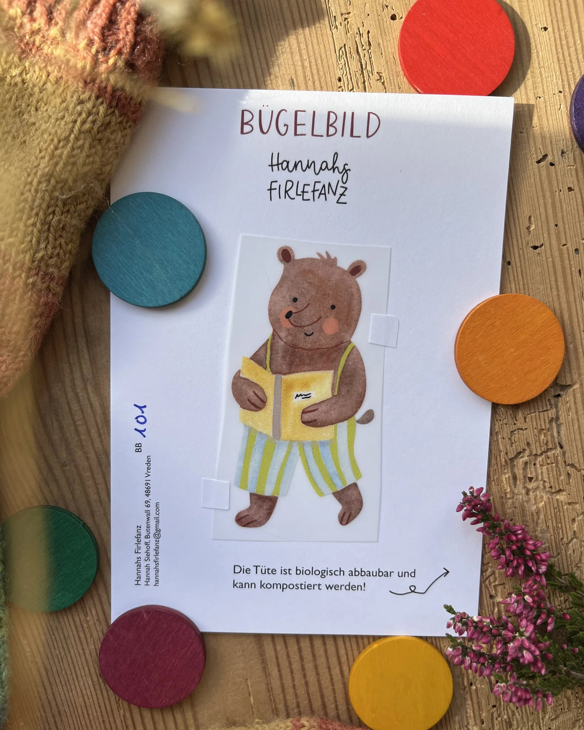 Hannahs Firlefanz Bügelbild Bär in Ringelhose mit Buch, auf der Bügelbild-Karte in der Tüte