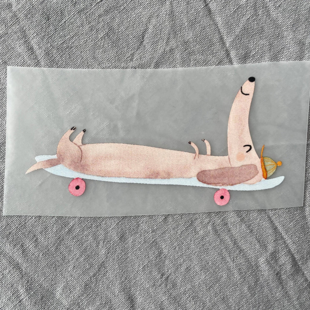 Bügelbild Dackel auf Skateboard liegend von Hannahs Firlefanz