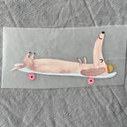 Bügelbild Dackel auf Skateboard liegend von Hannahs Firlefanz