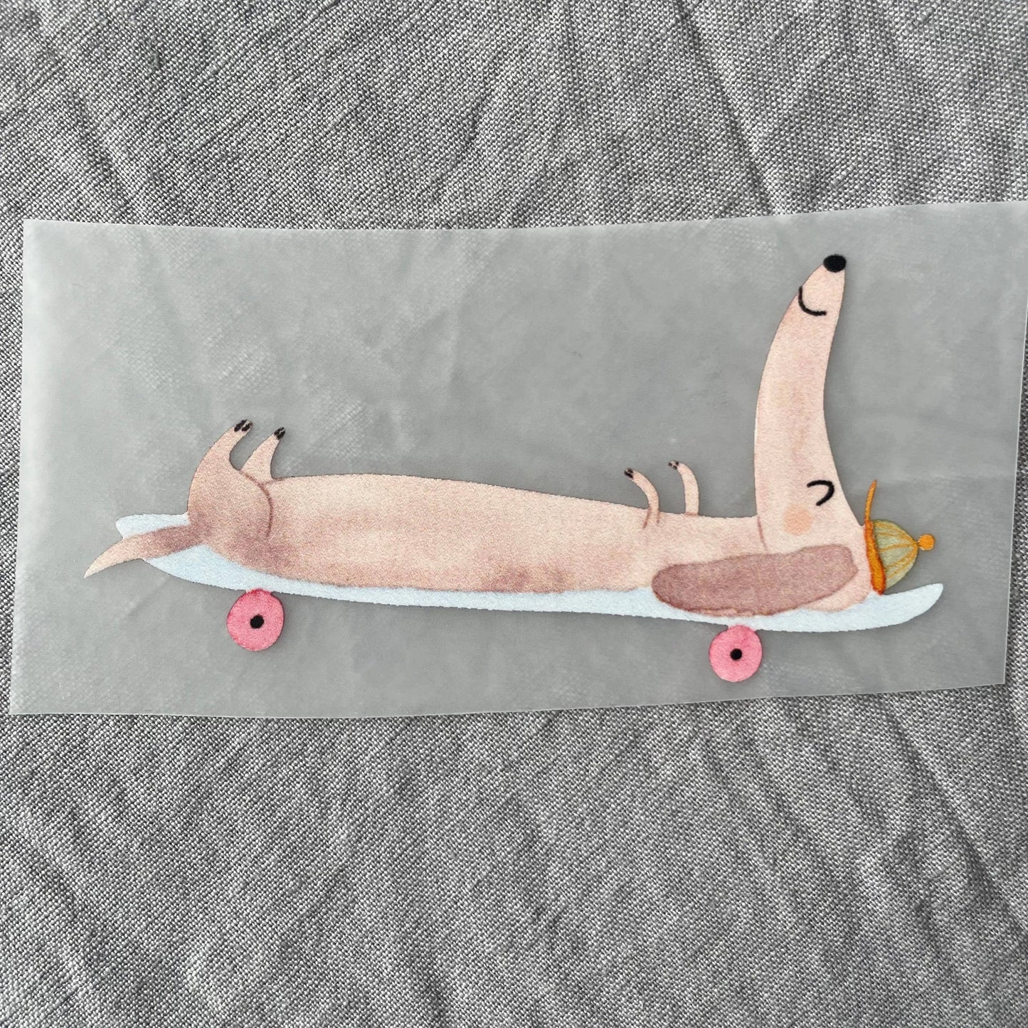 Bügelbild - Dackel auf Skateboard liegend
