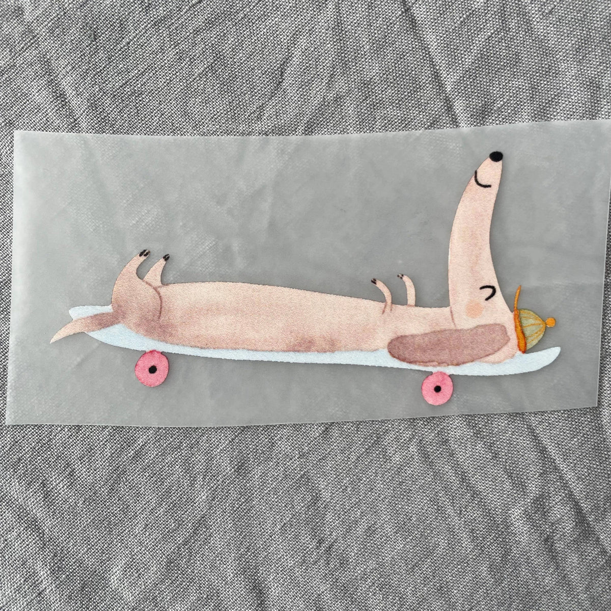 Bügelbild Dackel auf Skateboard liegend von Hannahs Firlefanz