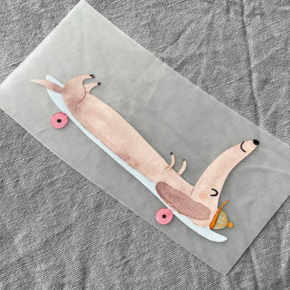 Bügelbild - Dackel auf Skateboard liegend