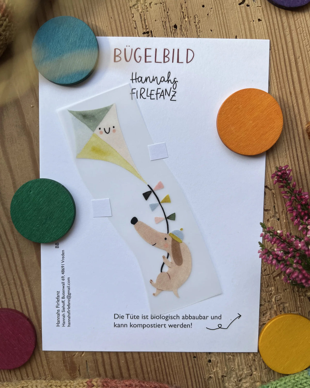 Hannahs Firlefanz Bügelbild Dackel mit Drachen und Wimpelkette, auf der Bügelbild-Karte in der Tüte