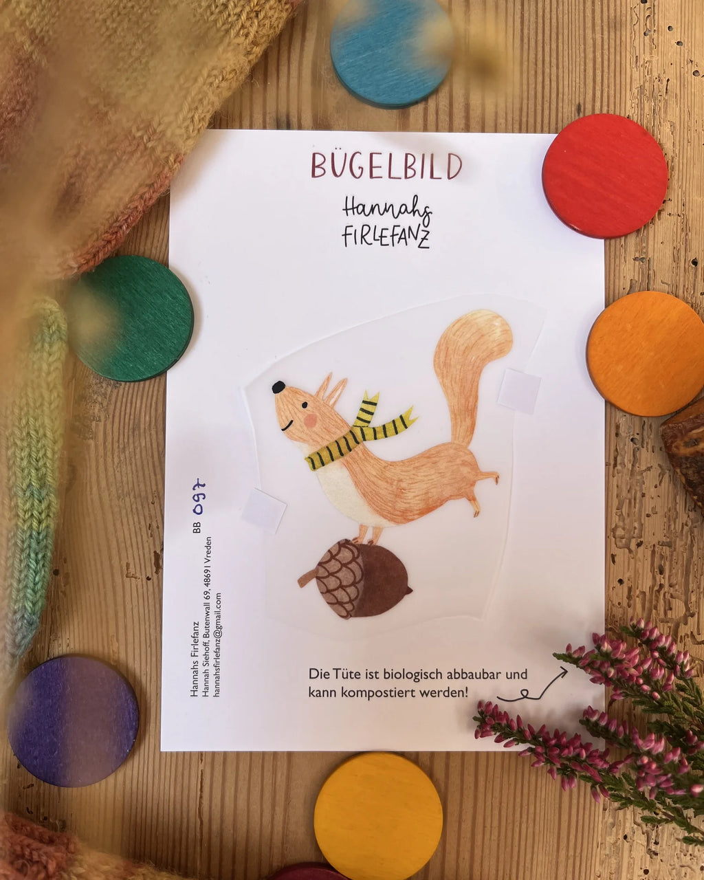 Hannahs Firlefanz Bügelbild Eichhörnchen mit Schal auf einer Eichel, auf der Bügelbild-Karte in der Tüte