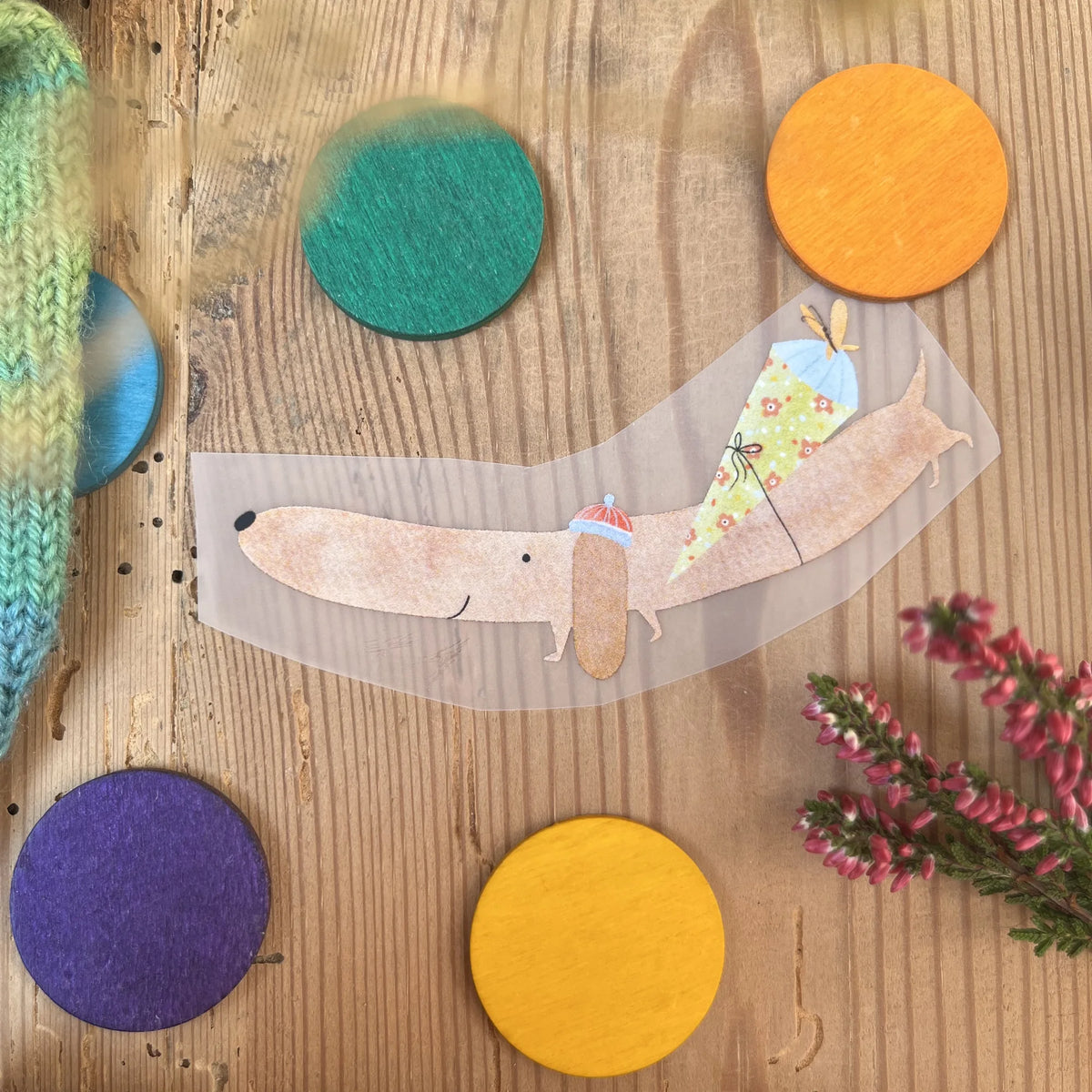 Hannahs Firlefanz Bügelbild langer Dackel mit Schultüte, auf Holz zwischen bunten Holzscheiben
