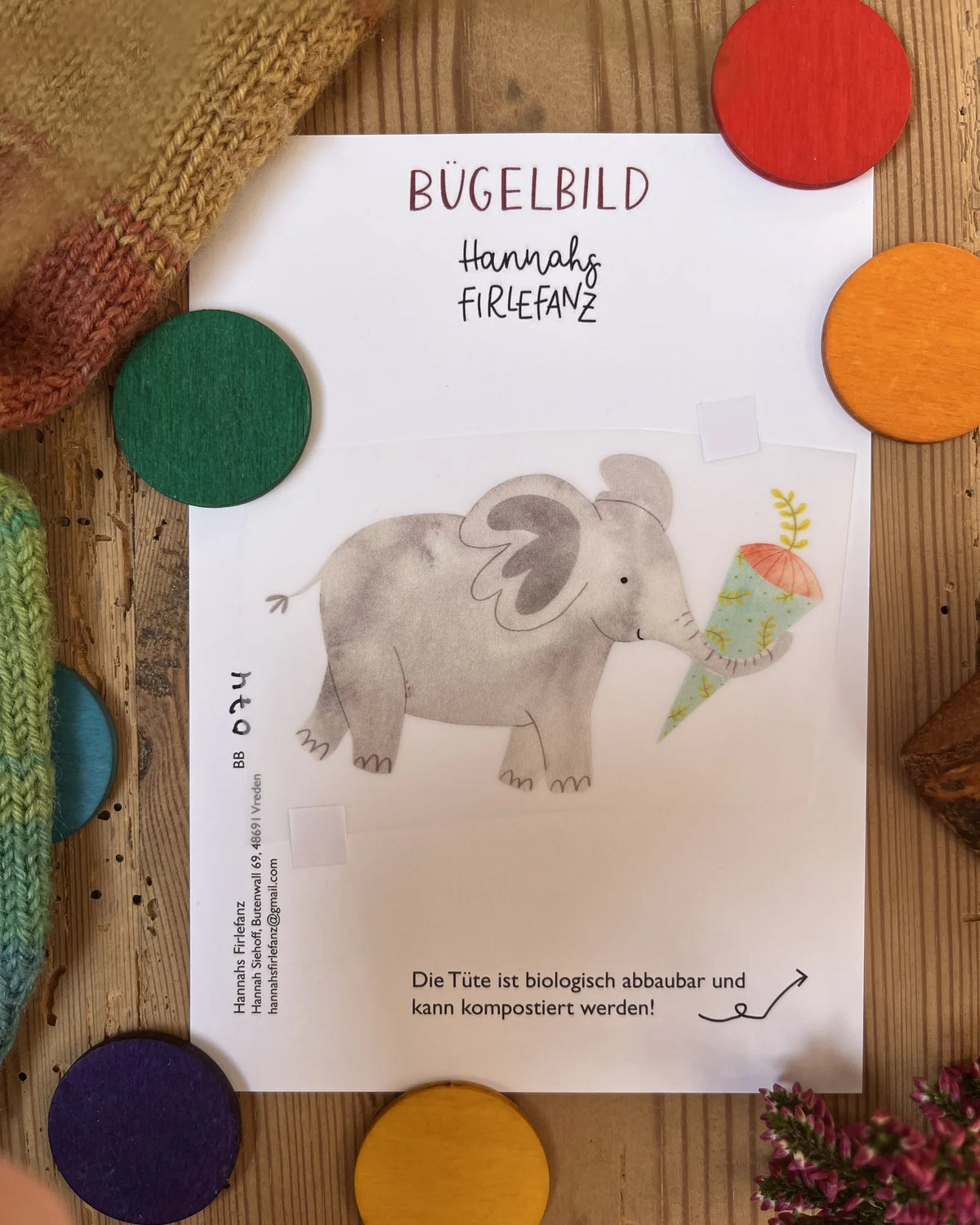 Hannahs Firlefanz Bügelbild grauer Elefant mit Schultüte im Rüssel, auf der Bügelbild-Karte in der Tüte