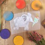Hannahs Firlefanz Bügelbild grauer Elefant mit Schultüte im Rüssel, auf Holz zwischen bunten Holzscheiben