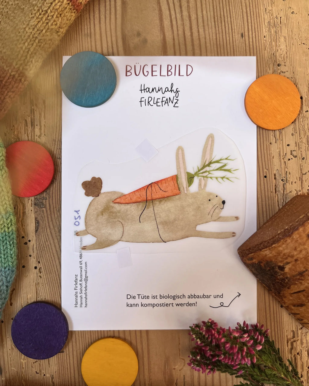 Hannahs Firlefanz Bügelbild laufender Hase mit Möhren-Schultüte, auf der Bügelbild-Karte in der Tüte