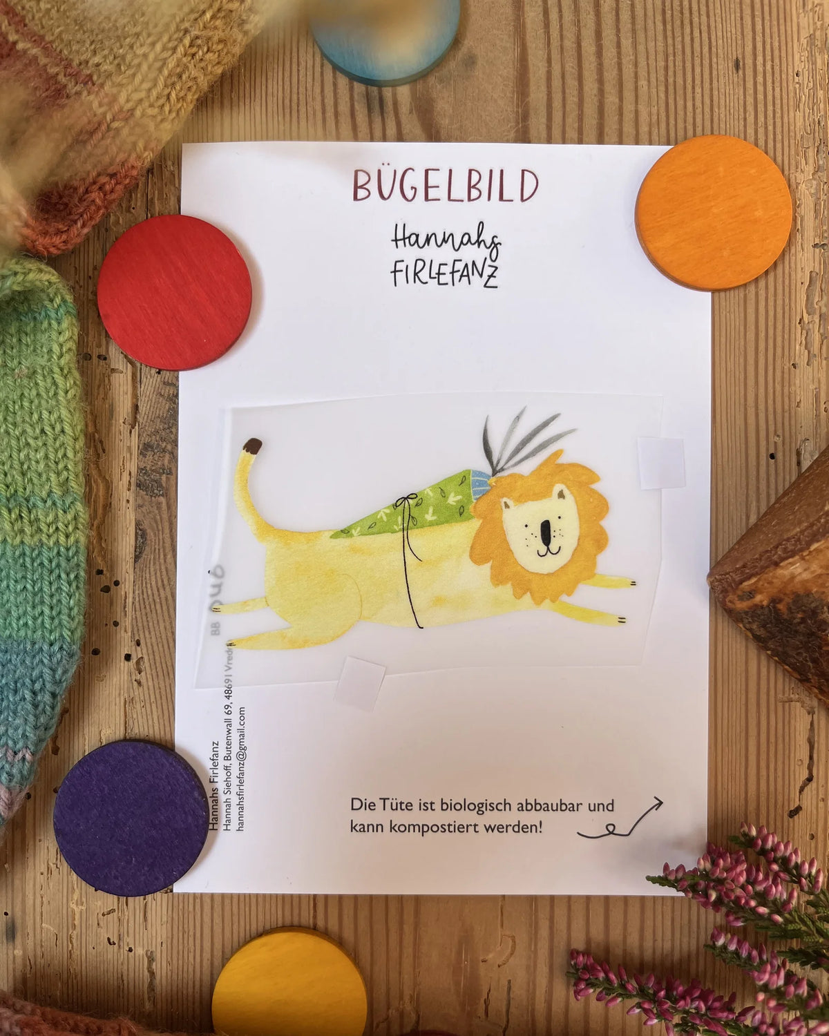 Hannahs Firlefanz Bügelbild springender Löwe mit grüner Schultüte, auf der Bügelbild-Karte in der Tüte