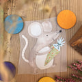 Hannahs Firlefanz Bügelbild Maus mit Schultüte im Arm, auf Holz zwischen bunten Holzscheiben