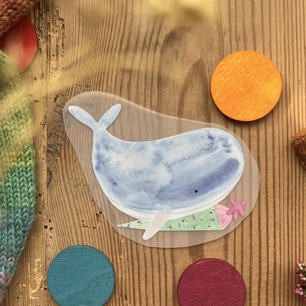 Hannahs Firlefanz Bügelbild blauer Wal mit Schultüte, auf Holz zwischen bunten Holzscheiben