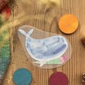 Hannahs Firlefanz Bügelbild blauer Wal mit Schultüte, auf Holz zwischen bunten Holzscheiben