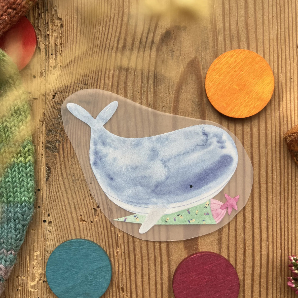 Hannahs Firlefanz Bügelbild blauer Wal mit Schultüte, auf Holz zwischen bunten Holzscheiben