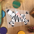 Hannahs Firlefanz Bügelbild springendes Zebra mit Schultüte, auf Holz zwischen bunten Holzscheiben