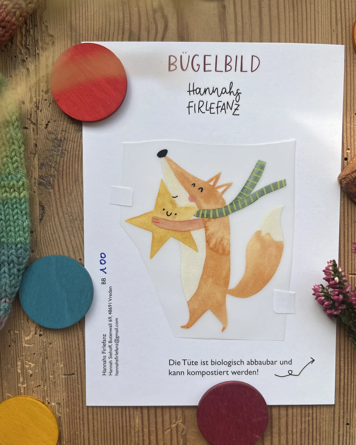 Hannahs Firlefanz Bügelbild Fuchs, der einen gelben Stern umarmt, auf der Bügelbild-Karte in der Tüte