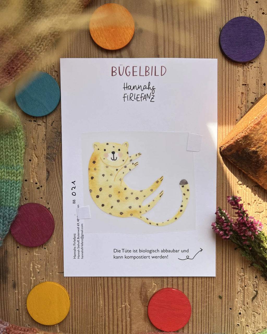 Hannahs Firlefanz Bügelbild verspielter Gepard auf dem Rücken, auf der Bügelbild-Karte in der Tüte