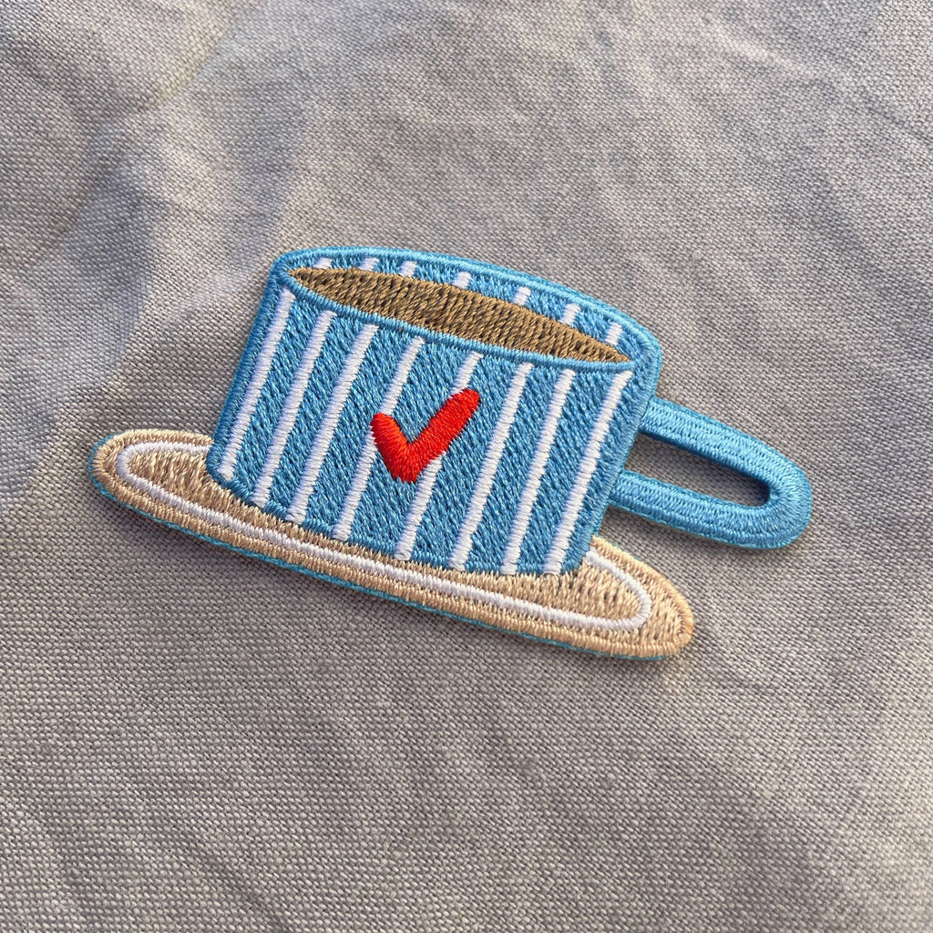 Bügelpatch Kaffeetasse von Hannahs Firlefanz, gestickte blau gestreifte Kaffeetasse mit rotem Herz auf einer Untertasse