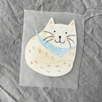 Bügelbild Katze mit Halstuch von Hannahs Firlefanz, zusammengerollte Katze mit blauem Halstuch