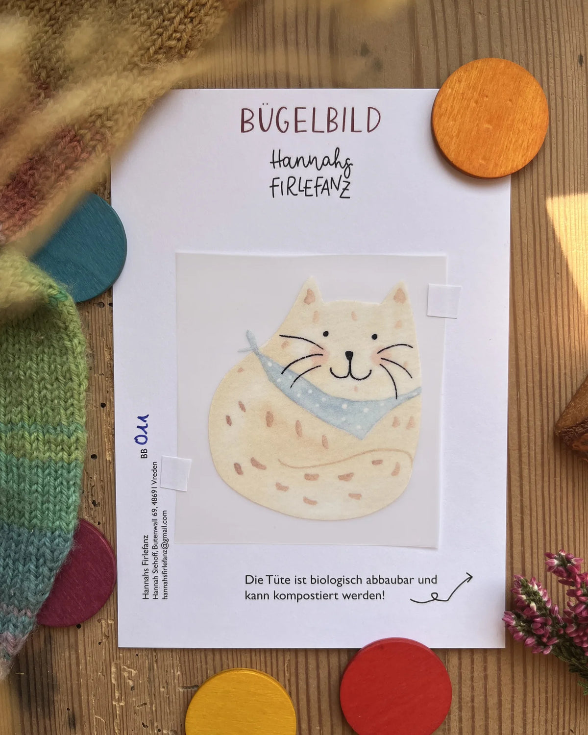 Bügelbild Katze mit Halstuch von Hannahs Firlefanz, auf der Verpackungskarte