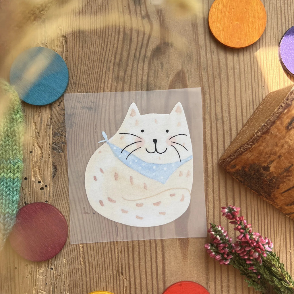 Bügelbild Katze mit Halstuch von Hannahs Firlefanz, Stimmungsfoto auf Holz