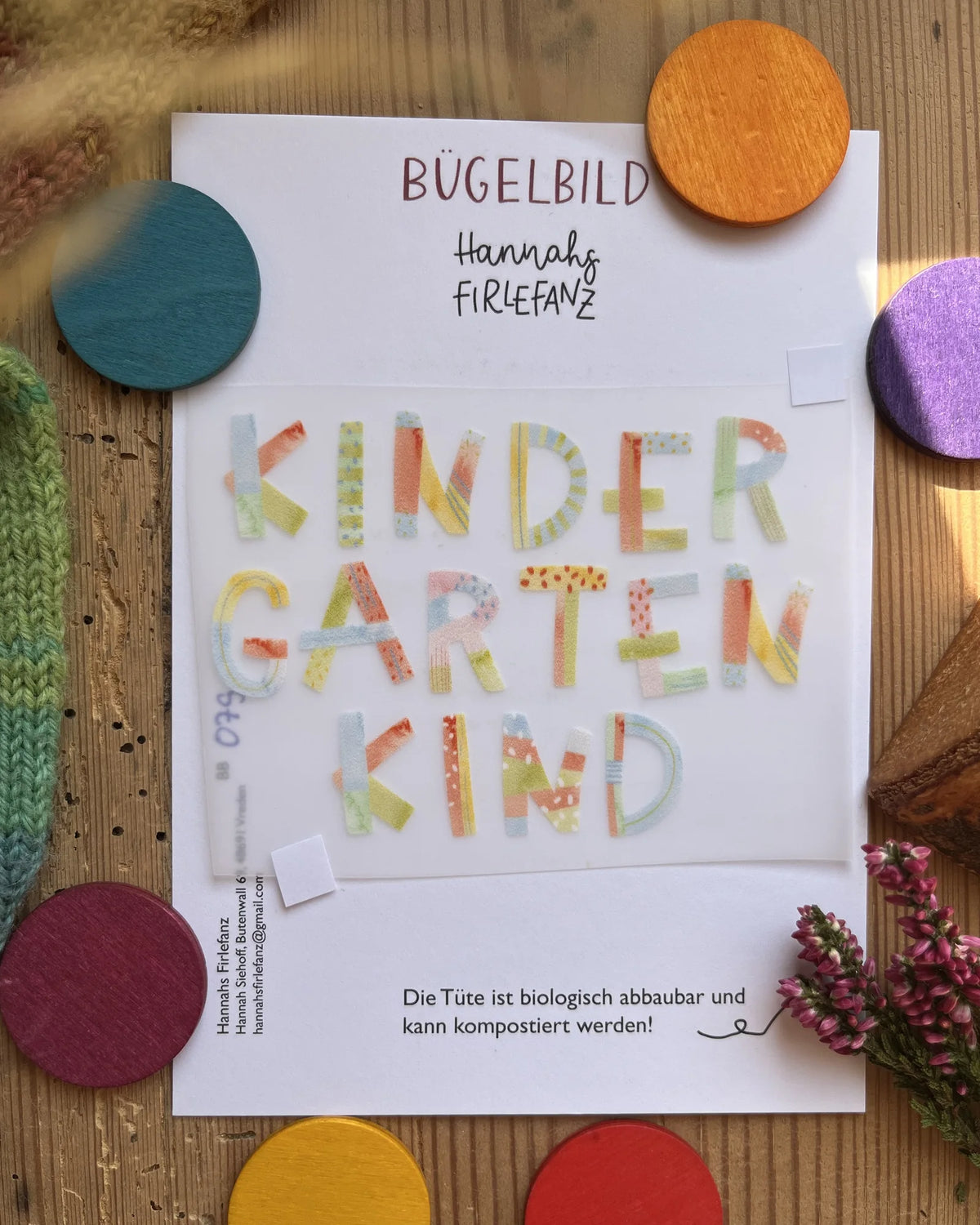 Hannahs Firlefanz Bügelbild Schriftzug Kindergartenkind in bunten Buchstaben, auf der Bügelbild-Karte in der Tüte
