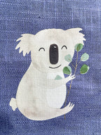 Bügelbild Koala mit Zweig von Hannahs Firlefanz, Koala mit Eukalyptuszweig, aufgebügelt auf blauem Stoff