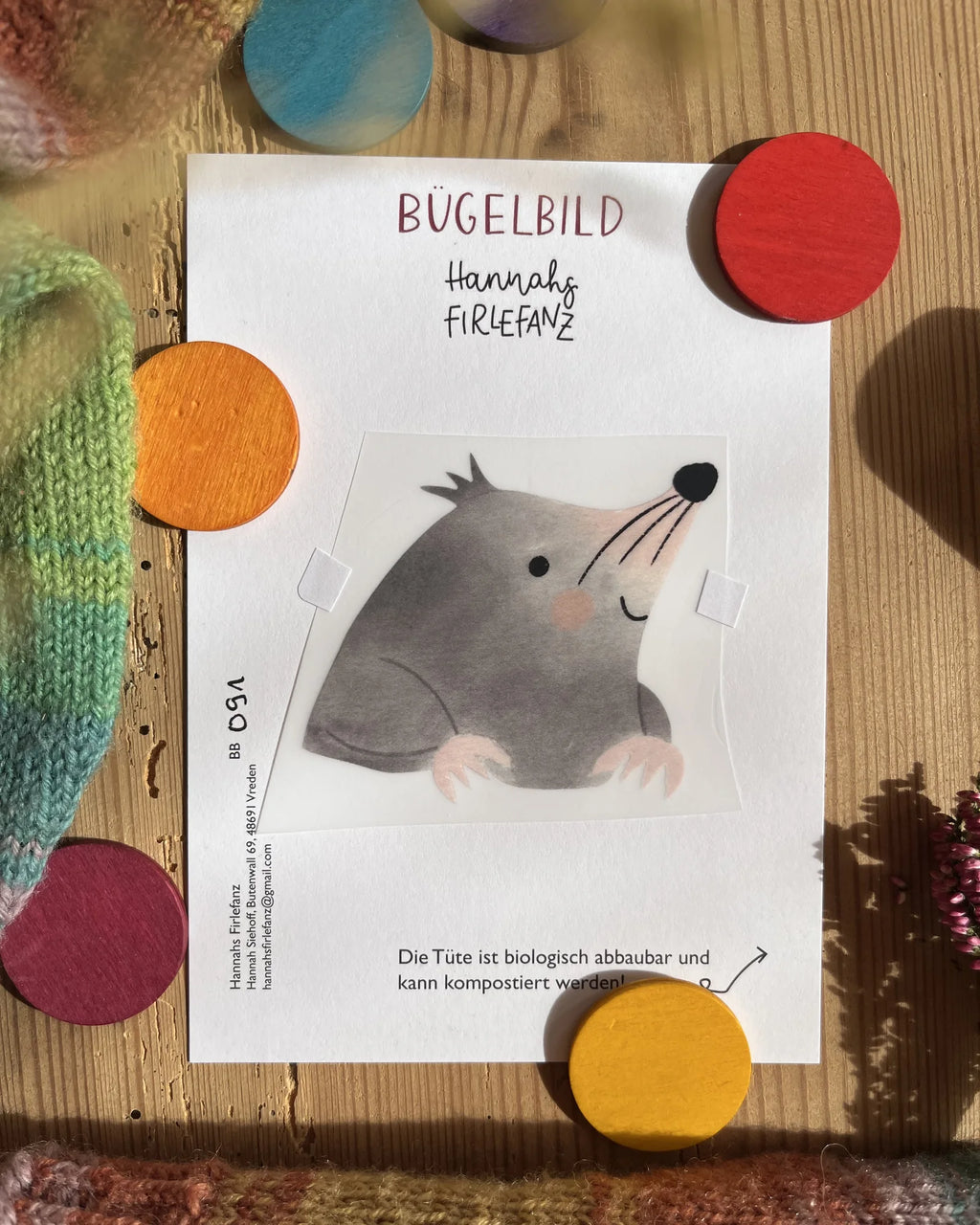Hannahs Firlefanz Bügelbild Maulwurf, der aus der Erde schaut, auf der Bügelbild-Karte in der Tüte