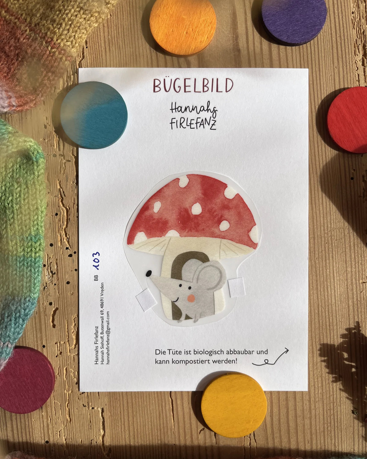 Hannahs Firlefanz Bügelbild Maus unter einem Fliegenpilz, auf der Bügelbild-Karte in der Tüte